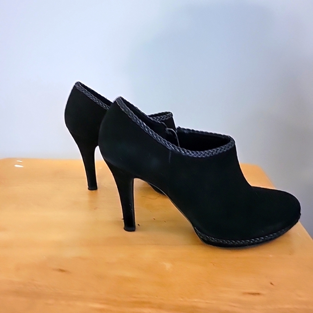 Antonia Melani Booties 9.5